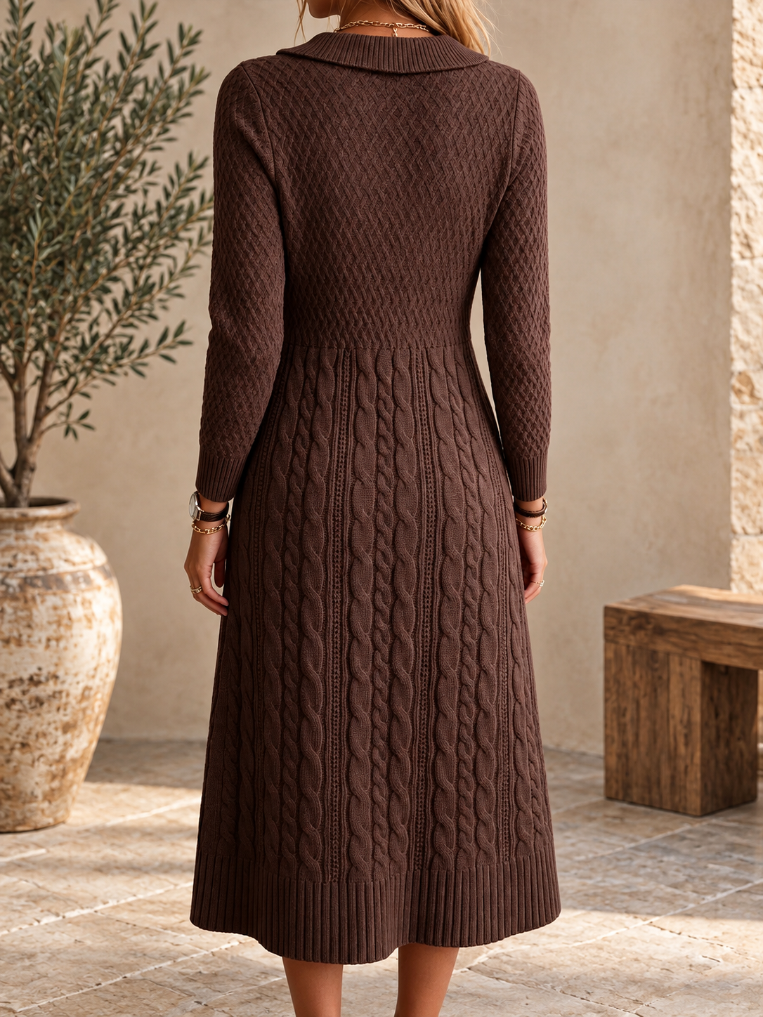 Abito midi classico marrone in maglia a trecce con colletto