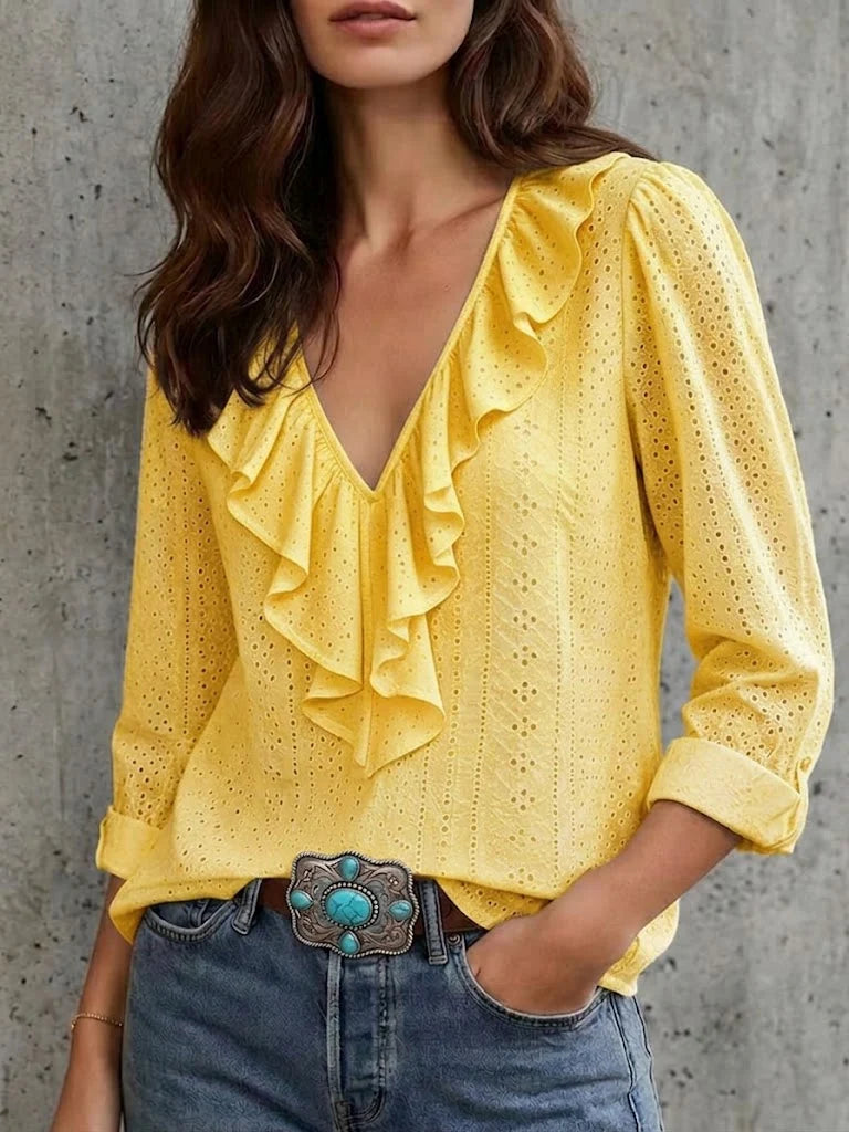 Jackeline - Un versatile top a maniche lunghe con scollo a V e volant, in tinta unita.
